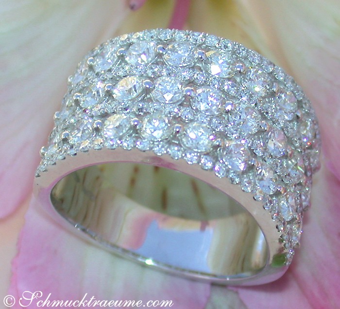 Breiter Diamanten Bandring auf Blüte, Detailaufnahme