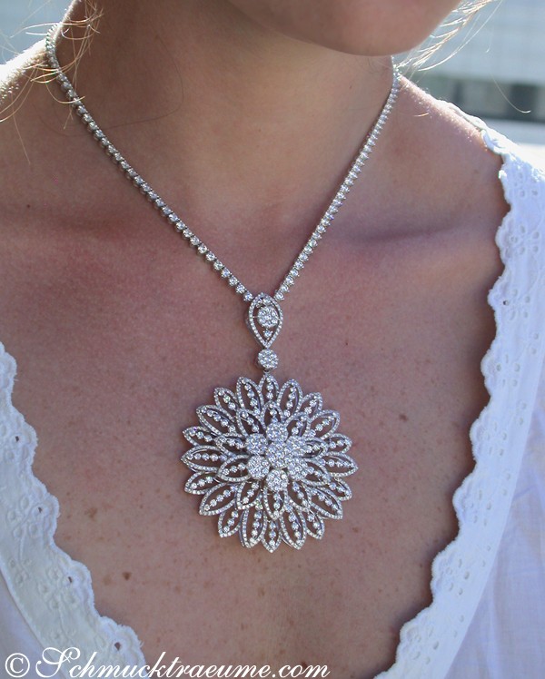 Detailaufnahme des luxuriösen Brillanten Anhängers mit Blütenmotiv in der Halspartie