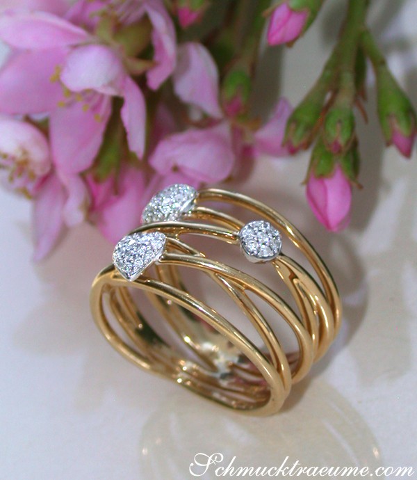 Goldener Ring mit Diamanten und spiralförmigem Design