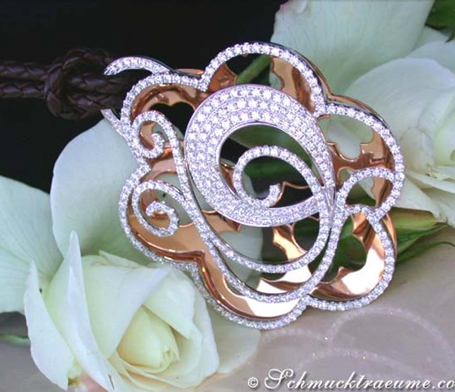 Floraler Brillanten-Anhänger auf Lederkordel, umgeben von Rosenblüten Floraler Brillanten-Anhänger auf Lederkordel, umgeben von Rosenblüten