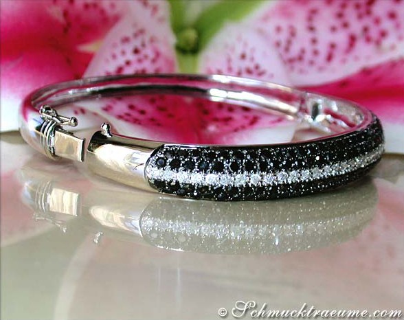 Interessanter Brillanten & schwarze Diamanten Armreif in Weißgold 585, funkelnd und elegant