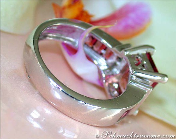 Pink Turmalin-Ring mit Diamanten in Weißgold, Detailaufnahme, ungewöhnliche Form, zartes Design