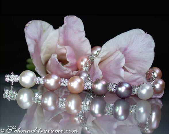 Multicolor Süßwasserperlen-Armband mit Diamanten, detailreich, elegant, vor Blüte gestellt