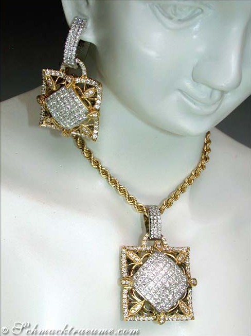 Goldener Anhänger mit Princess-Diamanten, verziert mit Brillanten, an goldener Kette getragen.