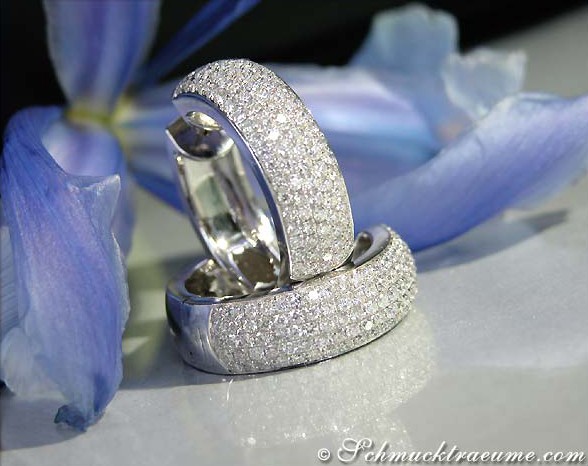 Diamantcreolen in Weißgold mit Brillanten-Pavé, blauer Hintergrund, Detailaufnahme