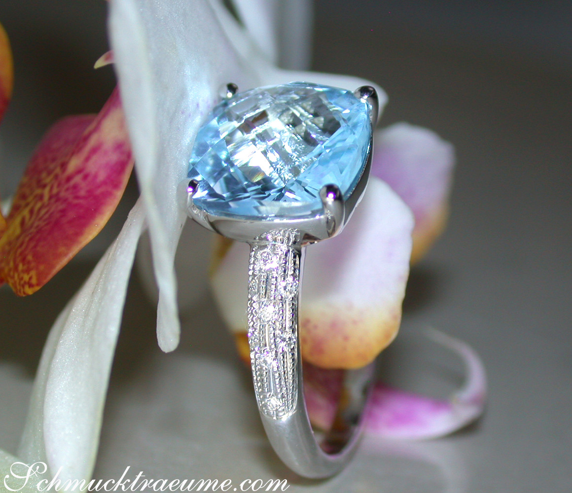 Blautopas-Ring mit Diamanten in Weißgold 585, Detailaufnahme mit Orchideenblüten