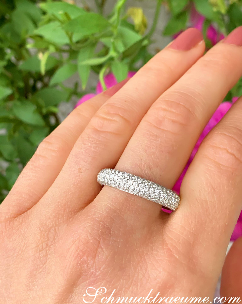 Klassischer Diamantenpavé-Ring in Weißgold auf grünem Hintergrund