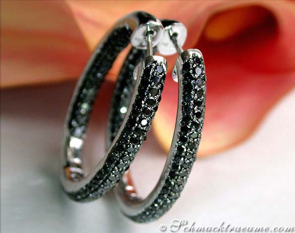 Detailansicht von ovalen Creolen mit schwarzen Diamanten, leicht gewölbt, in Weißgold 585