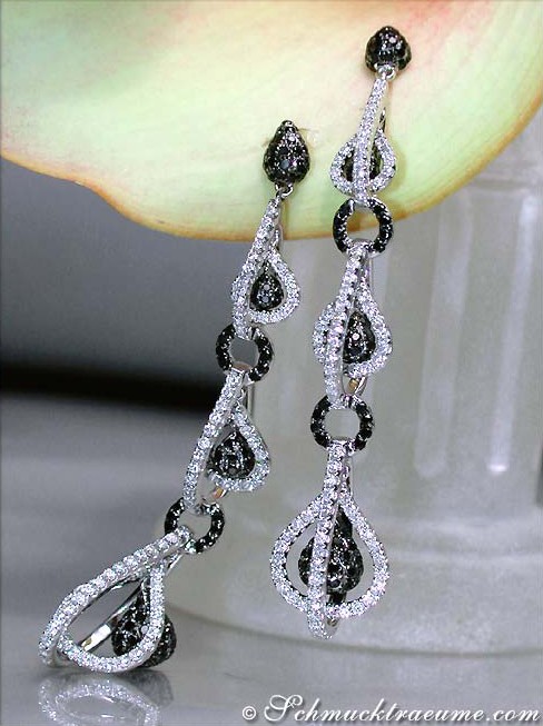 Weißgold-Ohrgehänge mit schwarzen & weißen Diamanten, detailreich, elegant