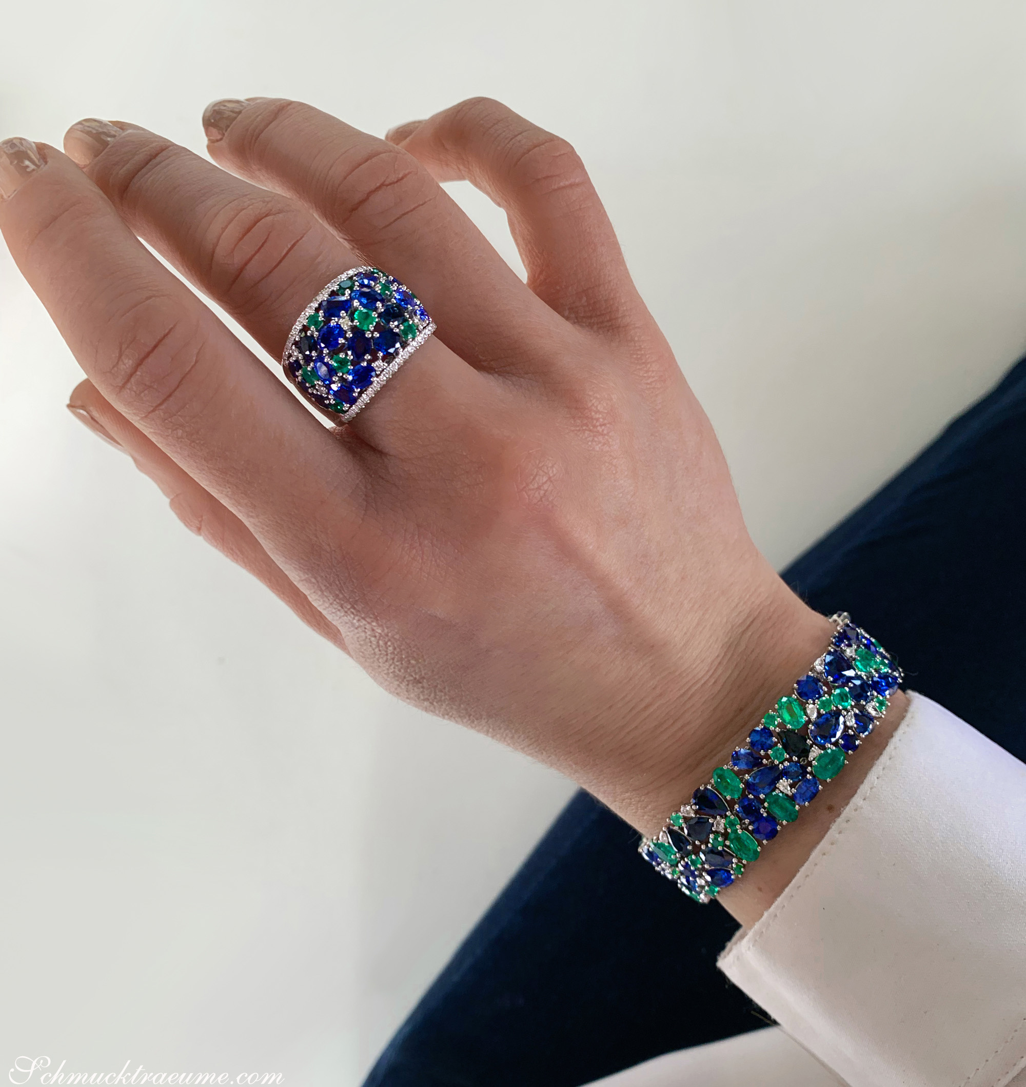 Weißgoldring mit Saphiren, Smaragden und Brillanten, Detailaufnahme