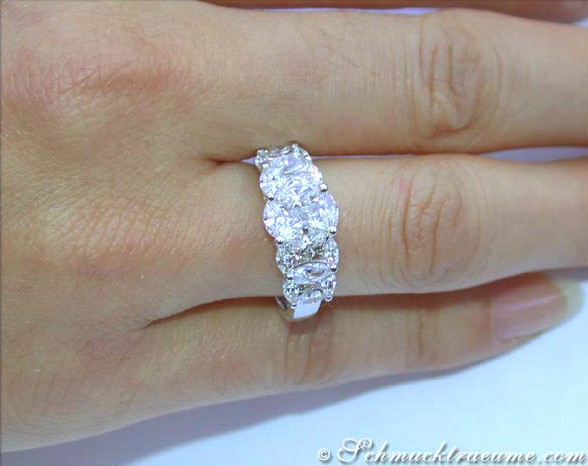 Exquisite Marquise- und Princess-Diamant-Ring auf Hand mit feiner Fassung
