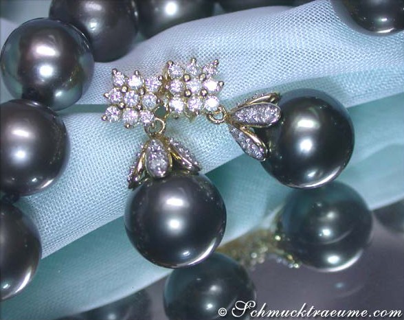 Tahitiperlen-Ohrstecker mit Brillanten in Carré-Form, Detailaufnahme, goldene Blüten-Verzierung