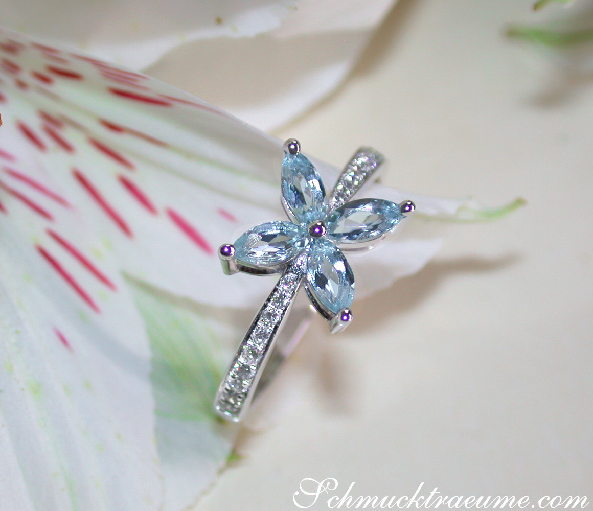 Blütenformiger Aquamarin-Ring mit Diamanten auf Blüte, Detailaufnahme