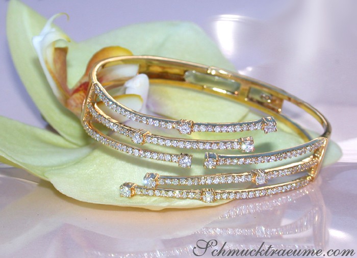 Goldener Brillanten-Armreif mit Strasssteinen, Detailaufnahme, auf Blüte liegend