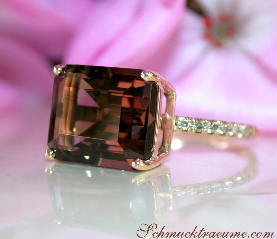 Gelbgold-Ring mit Rauchquarz und braunen Diamanten, Detailaufnahme, klarer Stein, elegant.