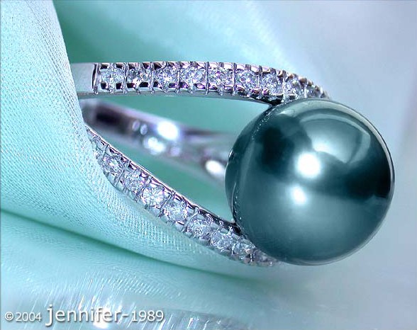Weißgoldring mit Tahitiperle und Diamanten, Detailaufnahme, elegante Struktur, Glanzspiegelung