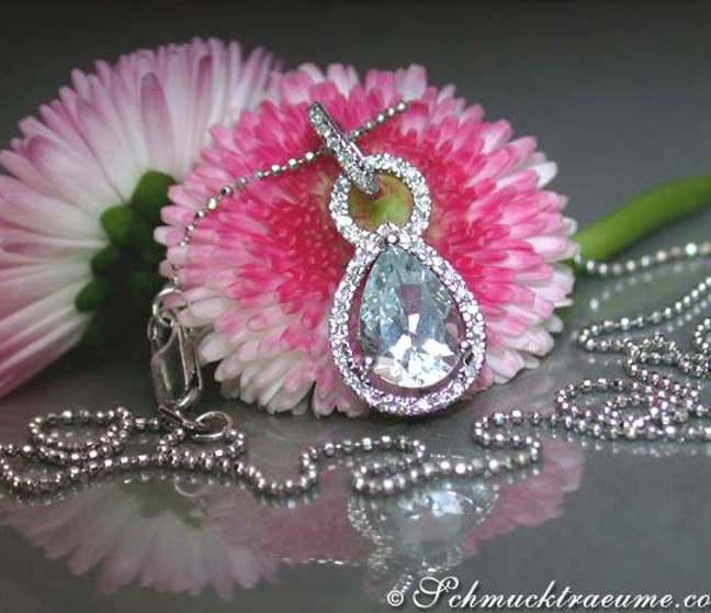 Silberkette mit Aquamarin-Tropfen-Anhänger vor Blume Silberkette mit Aquamarin-Tropfen-Anhänger vor Blume