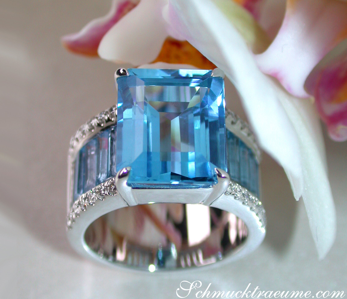 Blautopas-Ring mit Diamanten, massiv, Handarbeit, Blütenhintergrund, Detailaufnahme