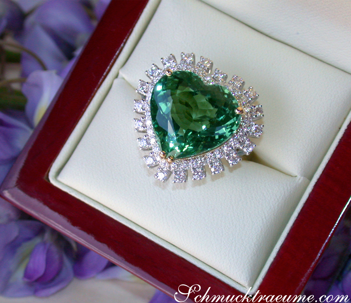 Weißgold Herzring mit grünem Turmalin und Diamanten in Box