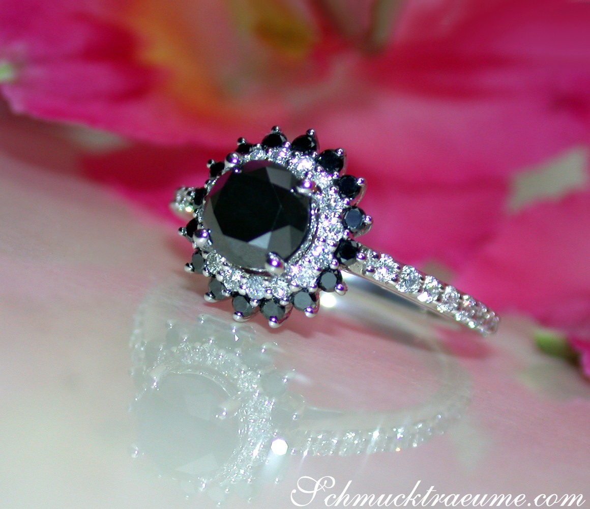 Schwarz-weiß Diamantring mit funkelndem Halo auf Blume