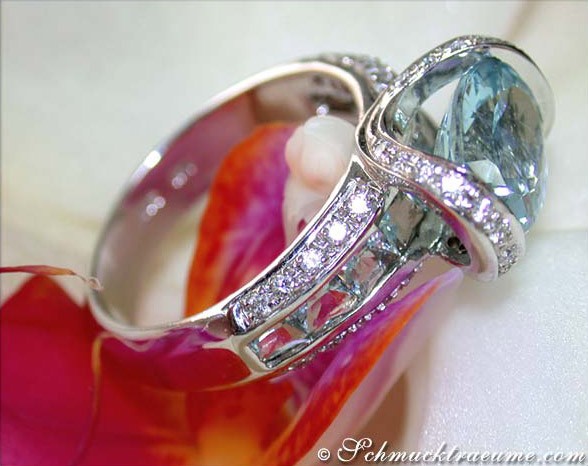 Detailaufnahme des Aquamarin-Rings mit Brillanten auf Rosenblatt