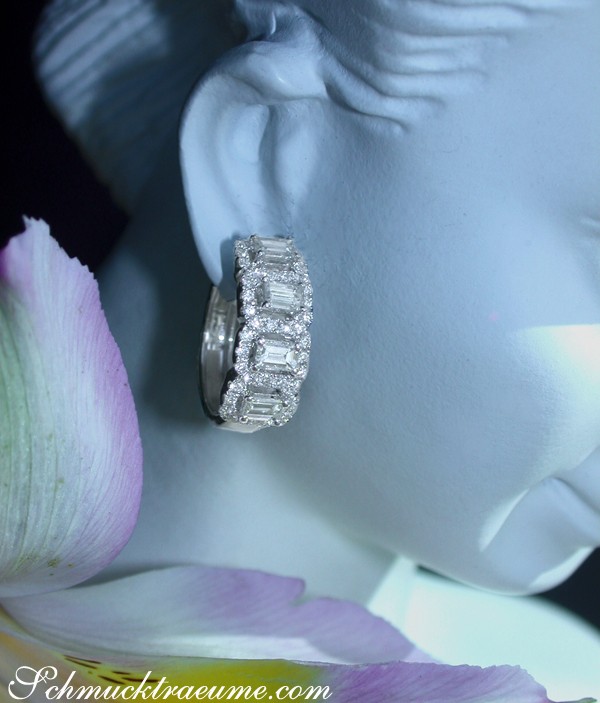 Detailaufnahme von Diamant Ohrringen mit Baguette Diamanten auf weißem Mannequinhintergrund