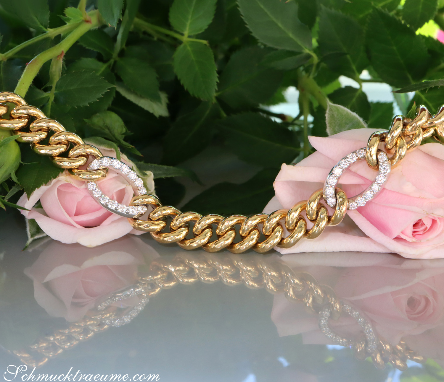 Goldenes Panzerarmband mit Diamanten auf Rosenblättern, detailreich, elegant.