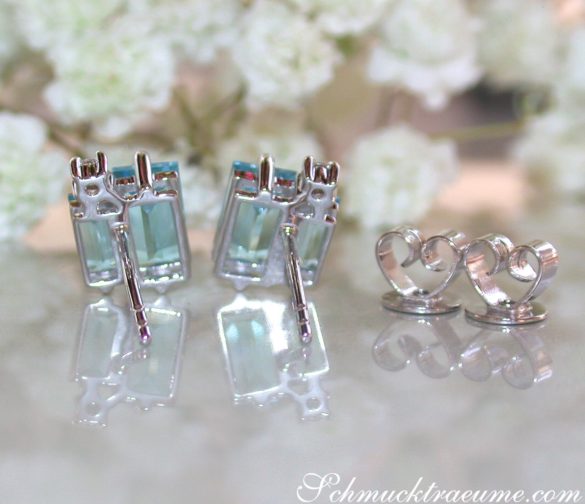 Blautopas Baguette Ohrstecker mit Diamanten auf weißem Hintergrund