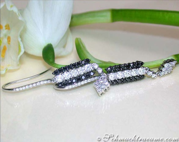 Weißgold-Ohrhänger mit schwarzen und weißen Diamanten, Detailaufnahme.