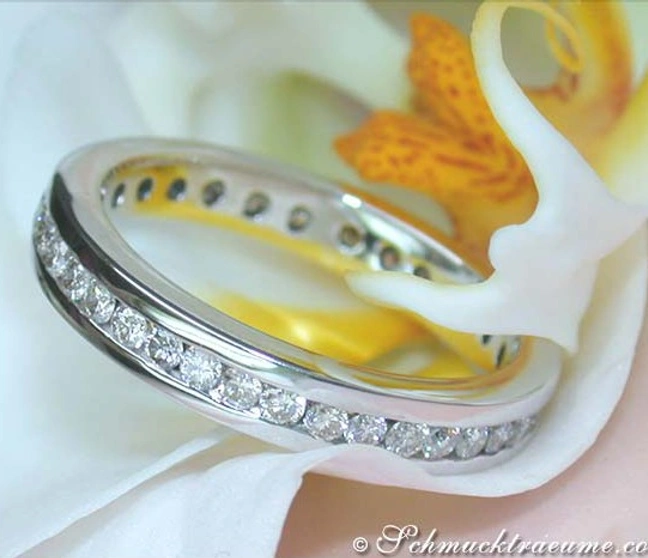 Weißgold 750 Memoire Ring mit Brillanten auf Blüte, Detailaufnahme Weißgold 750 Memoire Ring mit Brillanten auf Blüte, Detailaufnahme