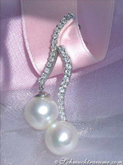 Weißgold 585 Ohrstecker mit Südseeperlen und Brillanten, detailreich, sanft geschwungen