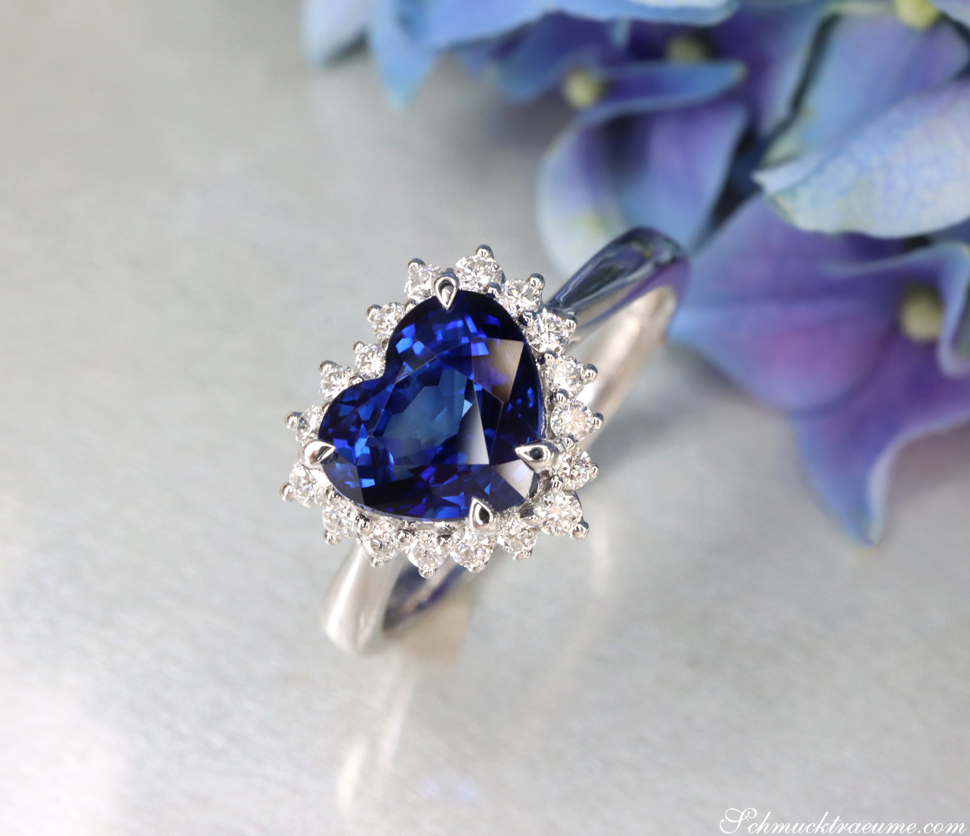 Herzform-Saphir-Ring mit Brillanten in Weißgold 750
