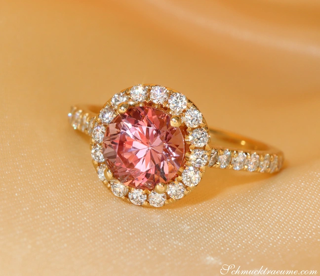 Goldener Ring mit rosa Granat und Diamant-Halo, detailreich, elegant. Goldener Ring mit rosa Granat und Diamant-Halo, detailreich, elegant.