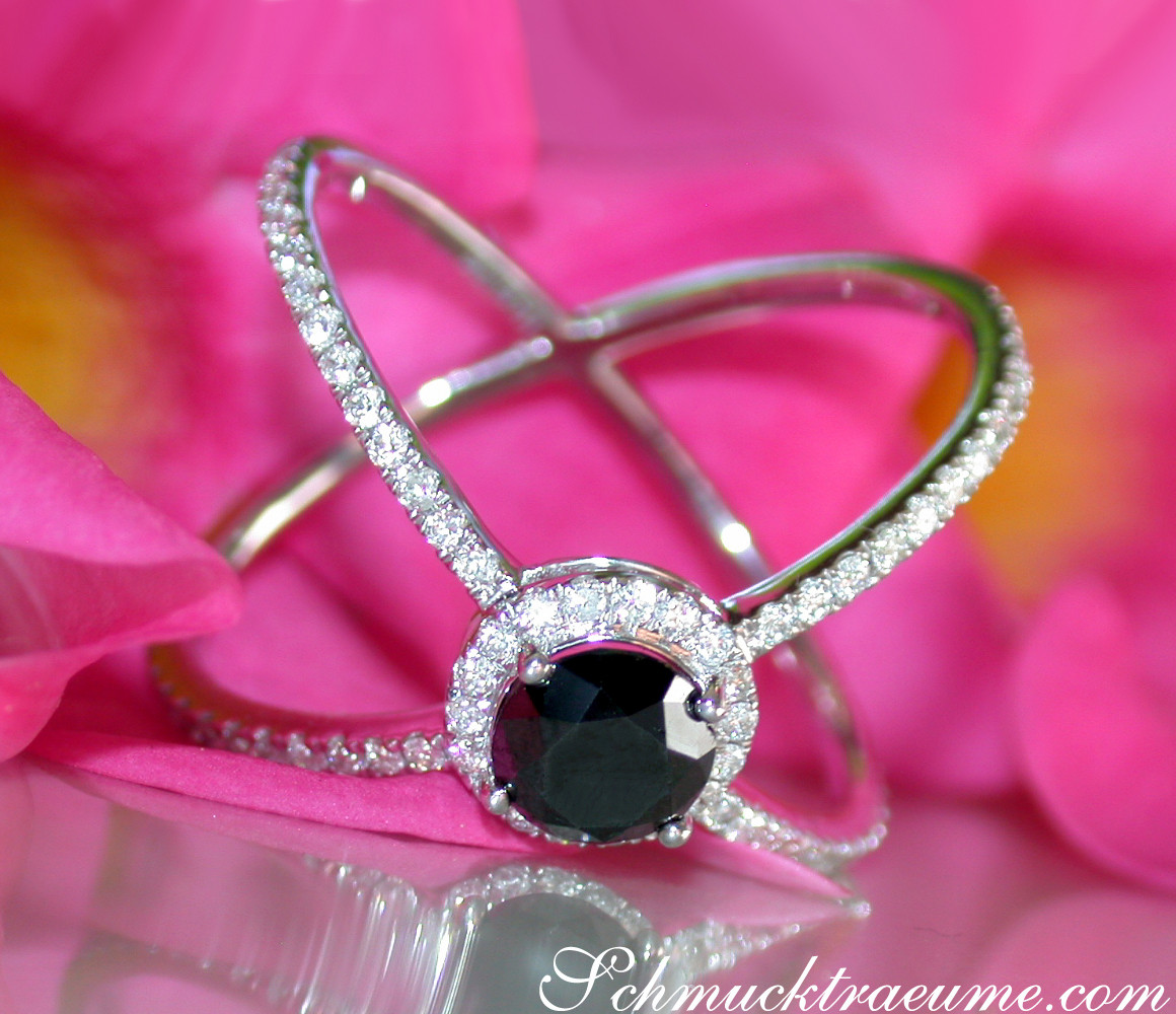 Schwarz-diamant-Solitär-Ring mit Diamantbesatz, modernes Design auf rosa Blüte.