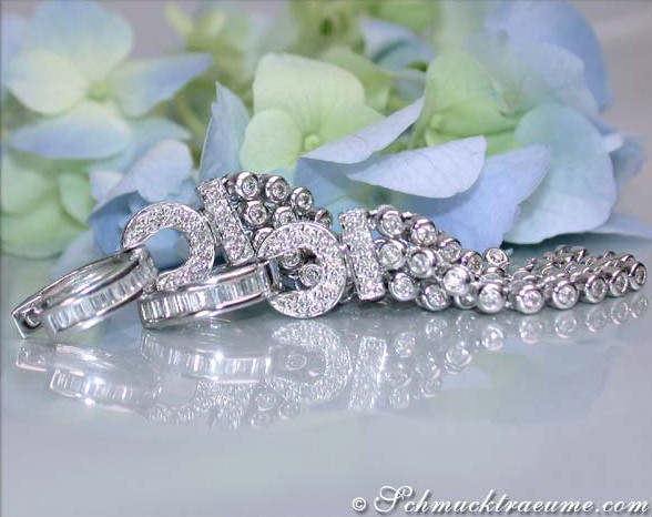 Weißgold-Ohrgehänge mit Brillanten, Detailaufnahme, elegant, blühende Hortensien im Hintergrund