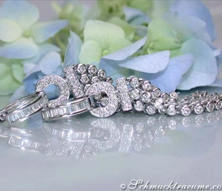 Weißgold-Ohrgehänge mit Brillanten, Detailaufnahme, elegant, blühende Hortensien im Hintergrund