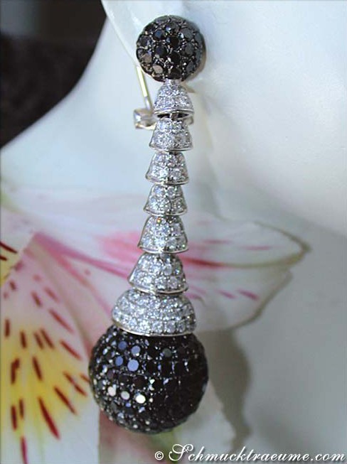 Schwarze Diamant-Ohrhänger mit weißen Brillanten, langen Hängern, Detailaufnahme