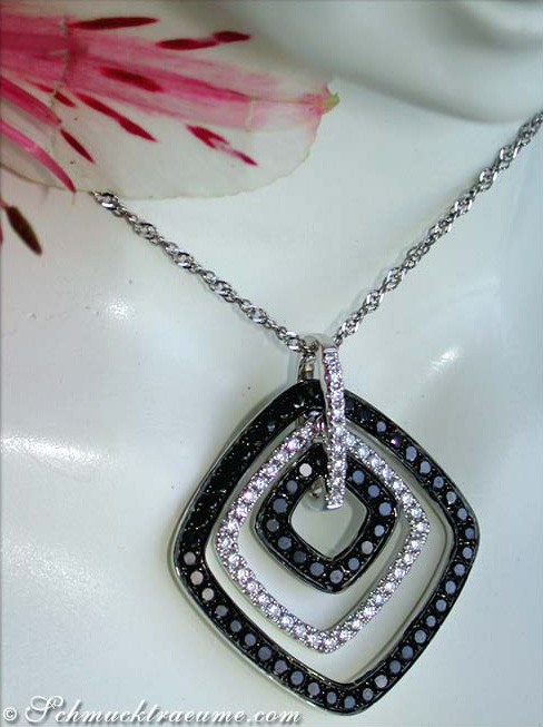 Schwarz-weißes Diamantanhänger mit quadratischen Formen auf Halskette