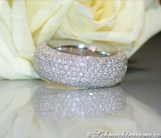 Diamantener Ring auf Rosenblüte, Detailaufnahme, Weißgold 585