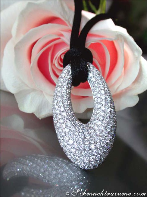 Opulenter Brillanten Donut-Anhänger an Satinkordel, Detailaufnahme, hochkarätig, TW VS, Weißgold 750