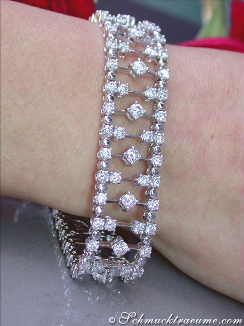 Armband aus Weißgold mit Diamanten, detailreich, am Handgelenk getragen