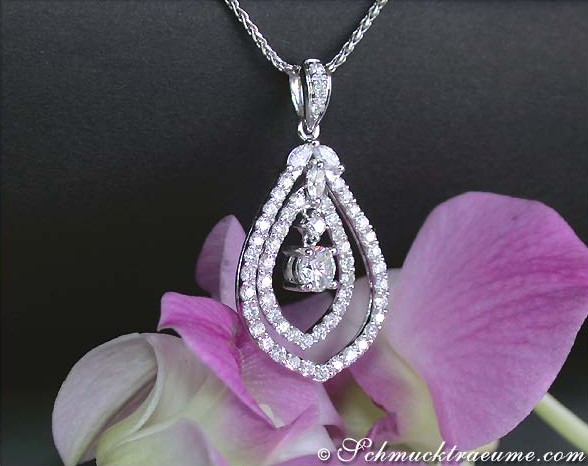 Weiße Diamantanhänger mit stilvoller Form auf Orchidee getragen