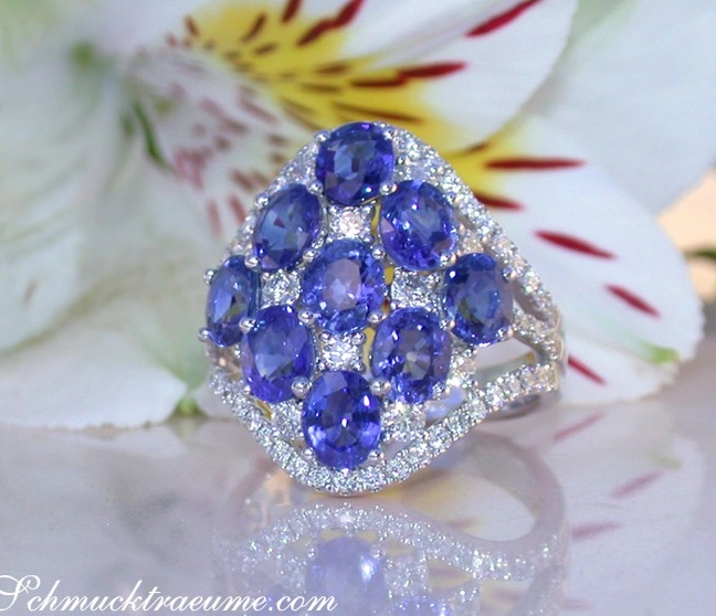 Blauer Saphir-Ring mit Brillanten auf Blüte, Detailaufnahme Blauer Saphir-Ring mit Brillanten auf Blüte, Detailaufnahme