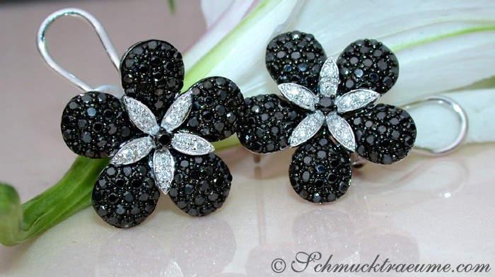 Edle Blumen Ohrstecker mit schwarzen Diamanten in Weißgold 585