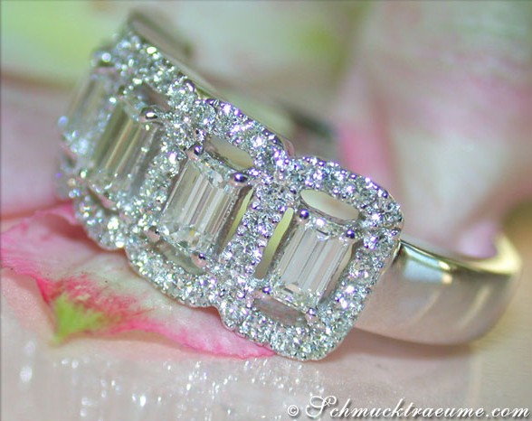 Weißgold-Ring mit Smaragd-Schliff-Diamanten und Brillanten, Detailaufnahme, elegant getragen.