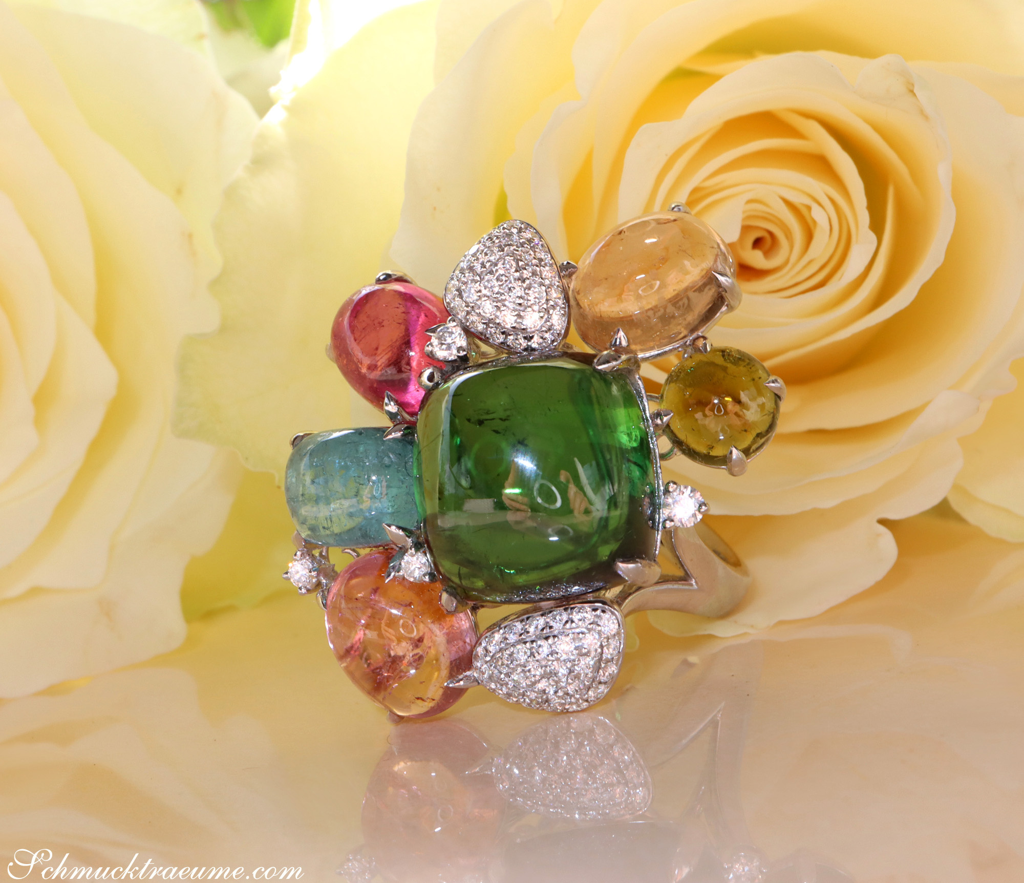 Multicolor Turmalin-Ring mit Brillanten auf Rosenblüte