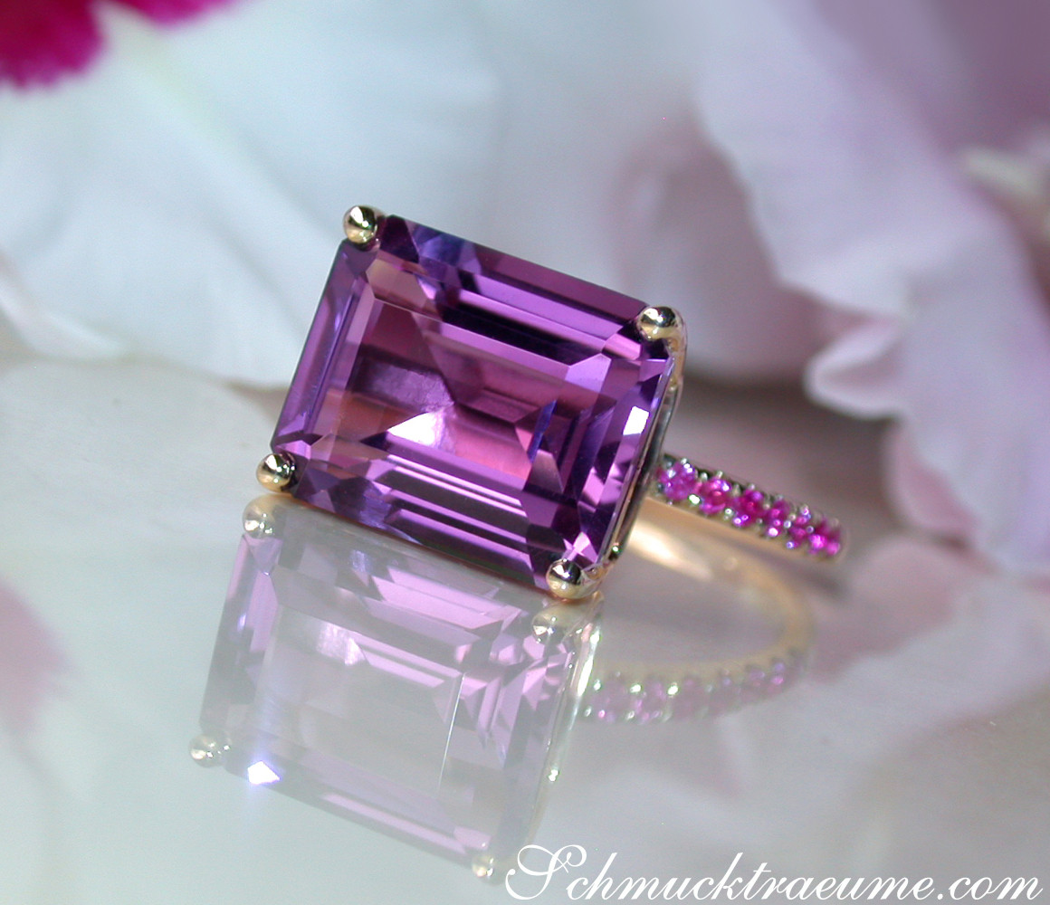 Klassischer Amethyst-Ring mit Rubinen auf Gold, detailreich, elegant