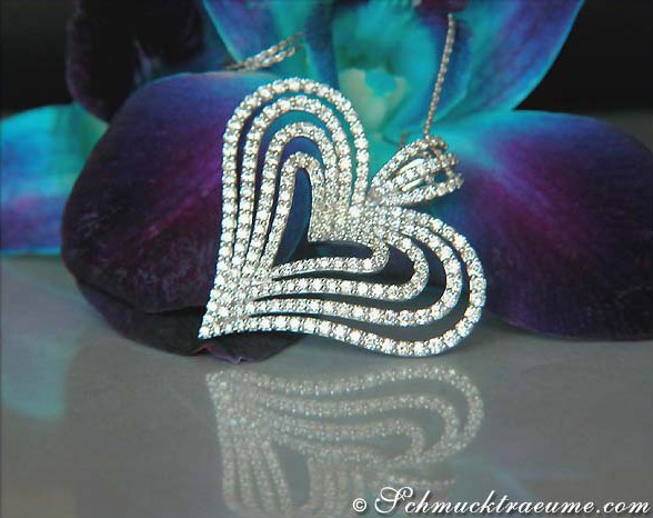 Weißgold Herz Anhänger mit Diamanten, Detailaufnahme, auf Orchidee getragen