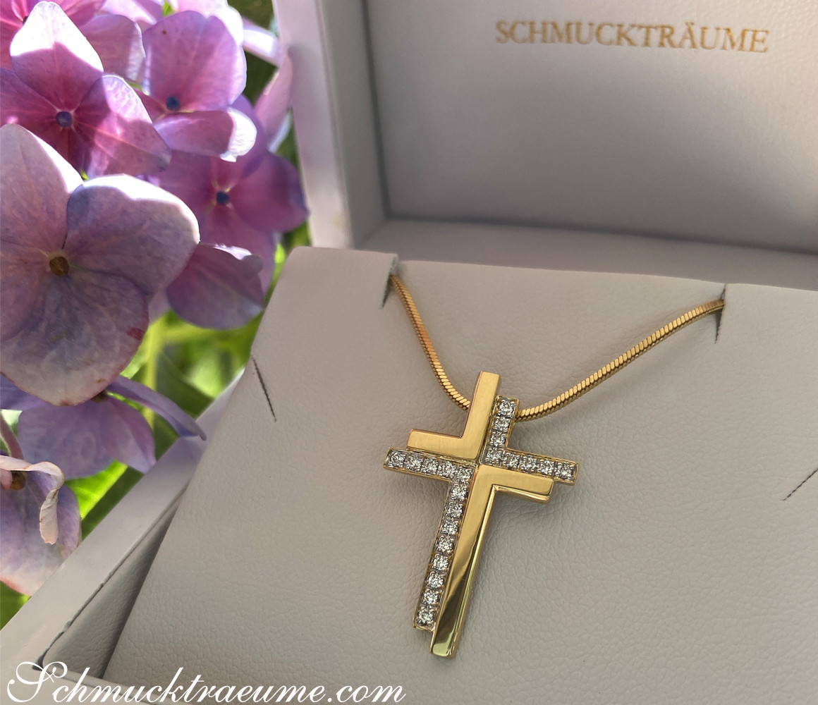 Goldener Kreuzanhänger „Duett“ mit Diamanten, Detailaufnahme vor Blüten.
