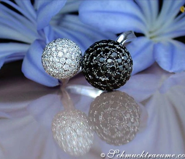 Schwarz-weißer Pavé-Kugel-Ring mit Diamanten auf Blütenblättern Schwarz-weißer Pavé-Kugel-Ring mit Diamanten auf Blütenblättern